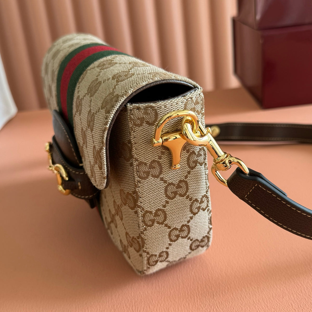 Comes with a full set of original packaging, the Gucci Horsebit 1955 series handbag from the 2026 Spring/Summer collection is newly launched. It interprets with a soft and smooth silhouette. The bag body is crafted from lightweight and crisp GG canvas