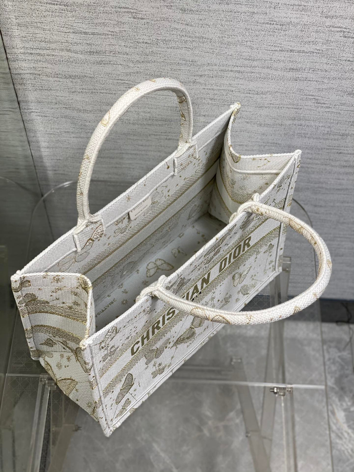 Tote's latest white gold butterfly series is elegant and grand, with glowing artworks displayed alone. The unique pixel style and exquisite yet cute embroidery make the entire bag very eye-catching. The large capacity design and concave shaped artifact