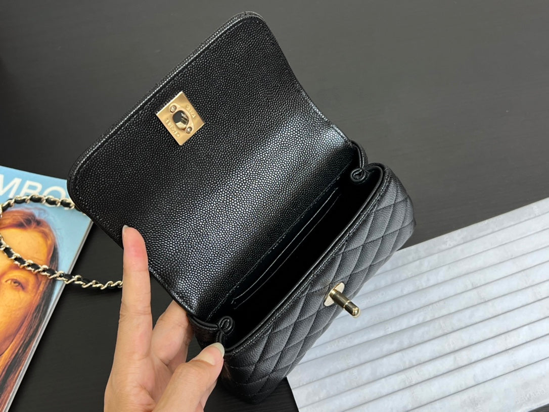 Original factory leather stock 24kcocohandle is really eye-catching. Super beautiful capacity, okay to carry, beautiful and practical. Size 11.514.55.5cm 99410