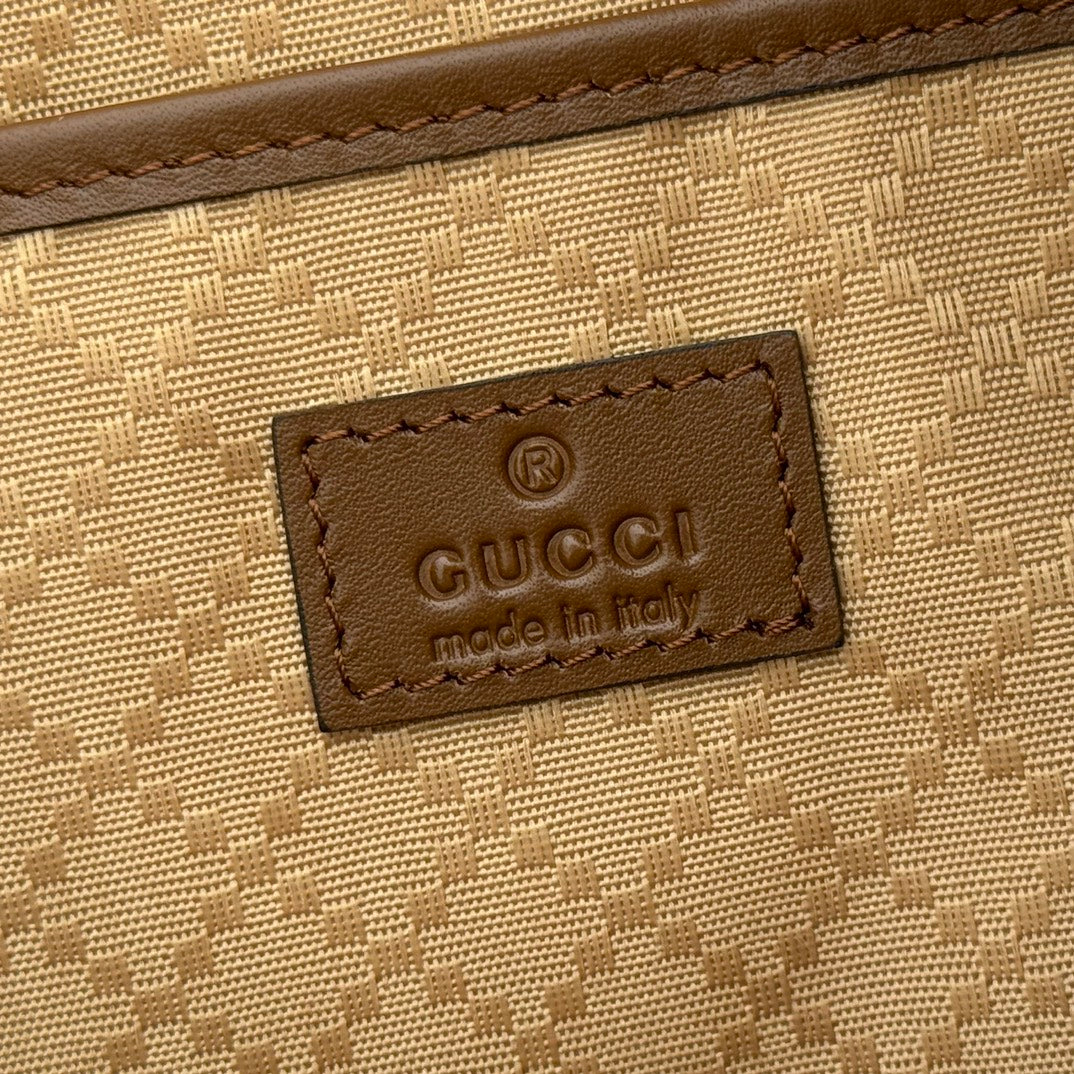 Fully packaged and presented in original condition, the Gucci Half Horsebit series reinterprets one of the brand's most iconic elements in a modern style. This series cleverly blends casual silhouettes with the iconic half-horsebit buckle accessory, which