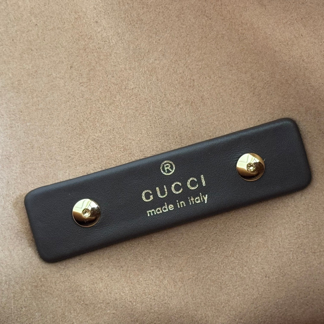 This Gucci Softbit series shoulder bag seamlessly integrates the brand's classic equestrian style with a large half-horse buckle design. This large shoulder bag comes with a detachable clutch bag