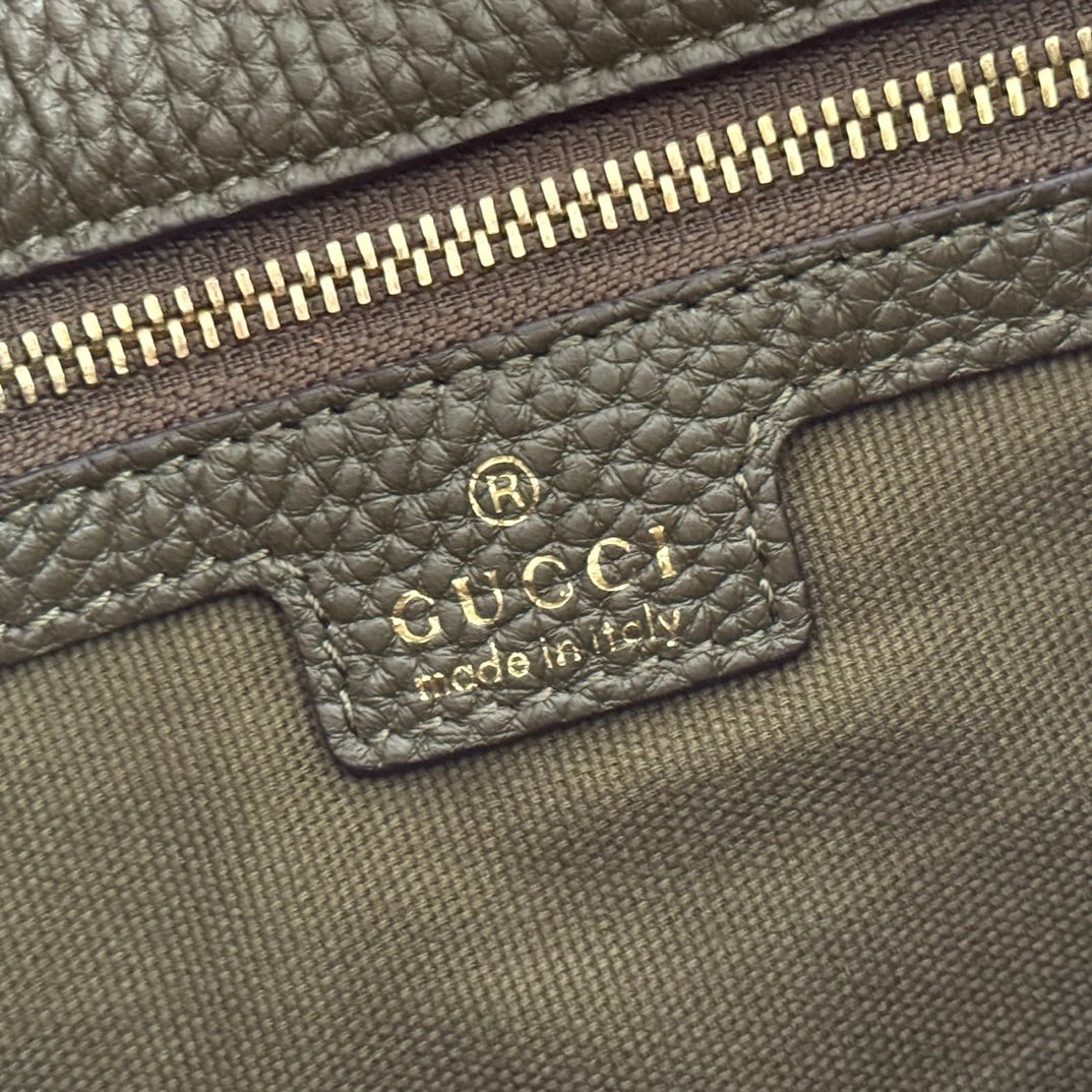 The packaging of this new Jackie series shoulder bag from Gujia is meticulously crafted with high-quality leather, showcasing the exquisite craftsmanship of the brand's classic shoulder bag. The crescent shaped and fashionable design features a light
