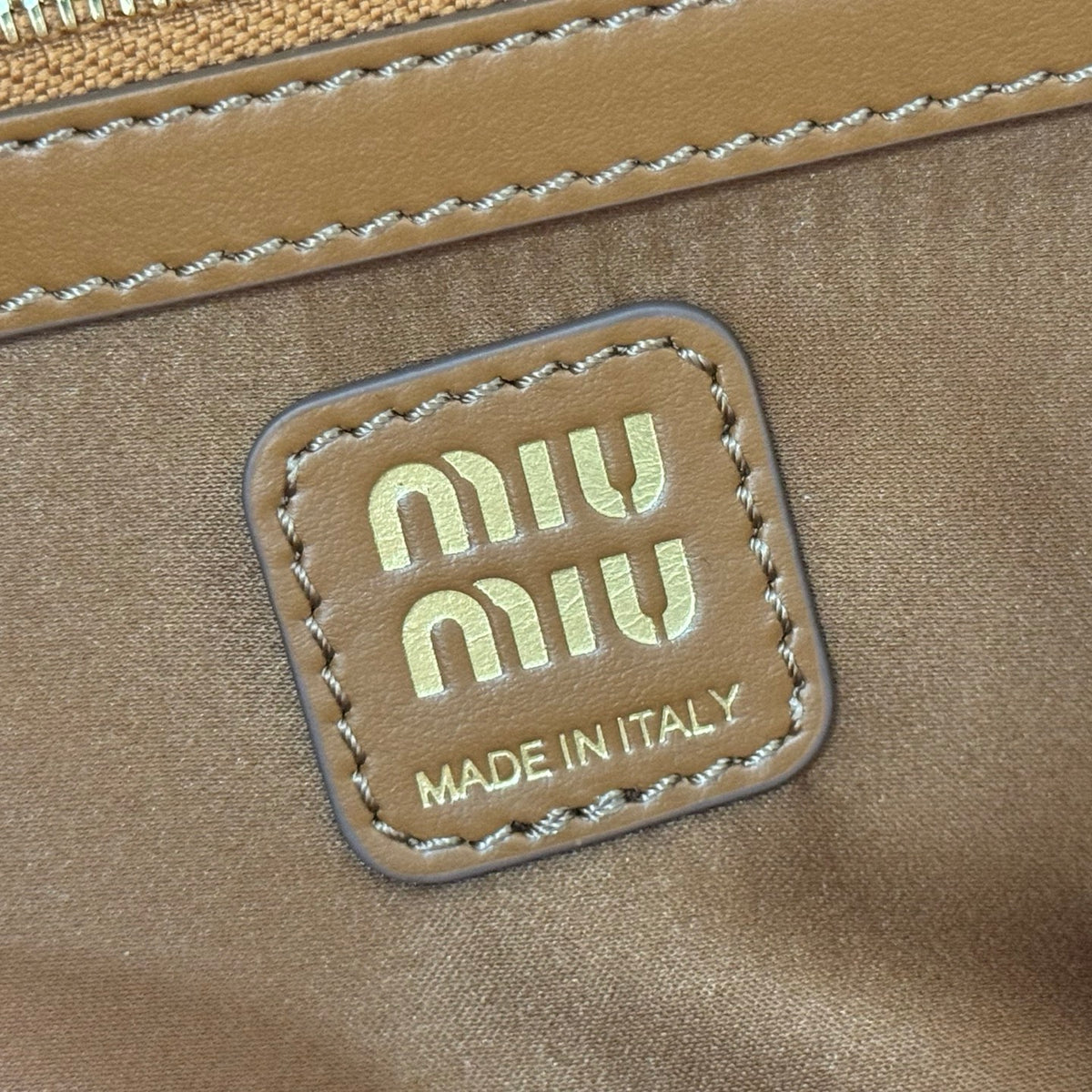 Premium hardware original leather Beau cowhide leather handbag, large size. Inspired by the classic bowling bag design, the Beau handbag is reinterpreted in this soft leather version, featuring a structured volume and sleek lines, embodying exquisite