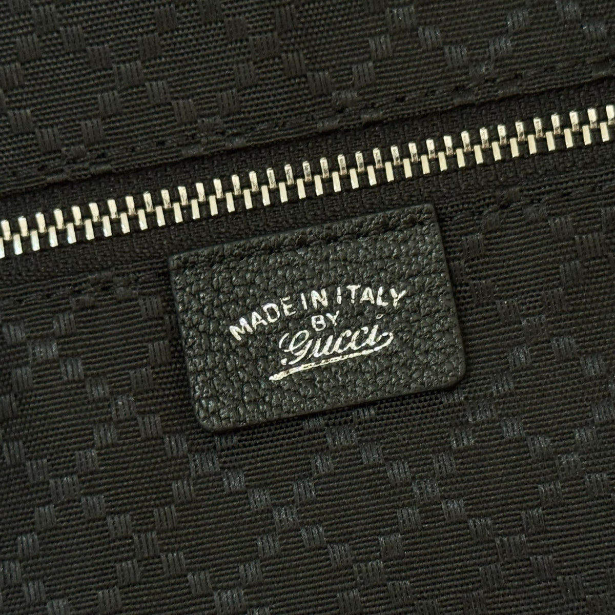 Equipped with a complete set of packaging, the 2026 Spring/Summer collection is newly launched. The Brera collection is named after Milan's historic art district, blending casual elegance and versatile practicality. This handbag is made of lightweight