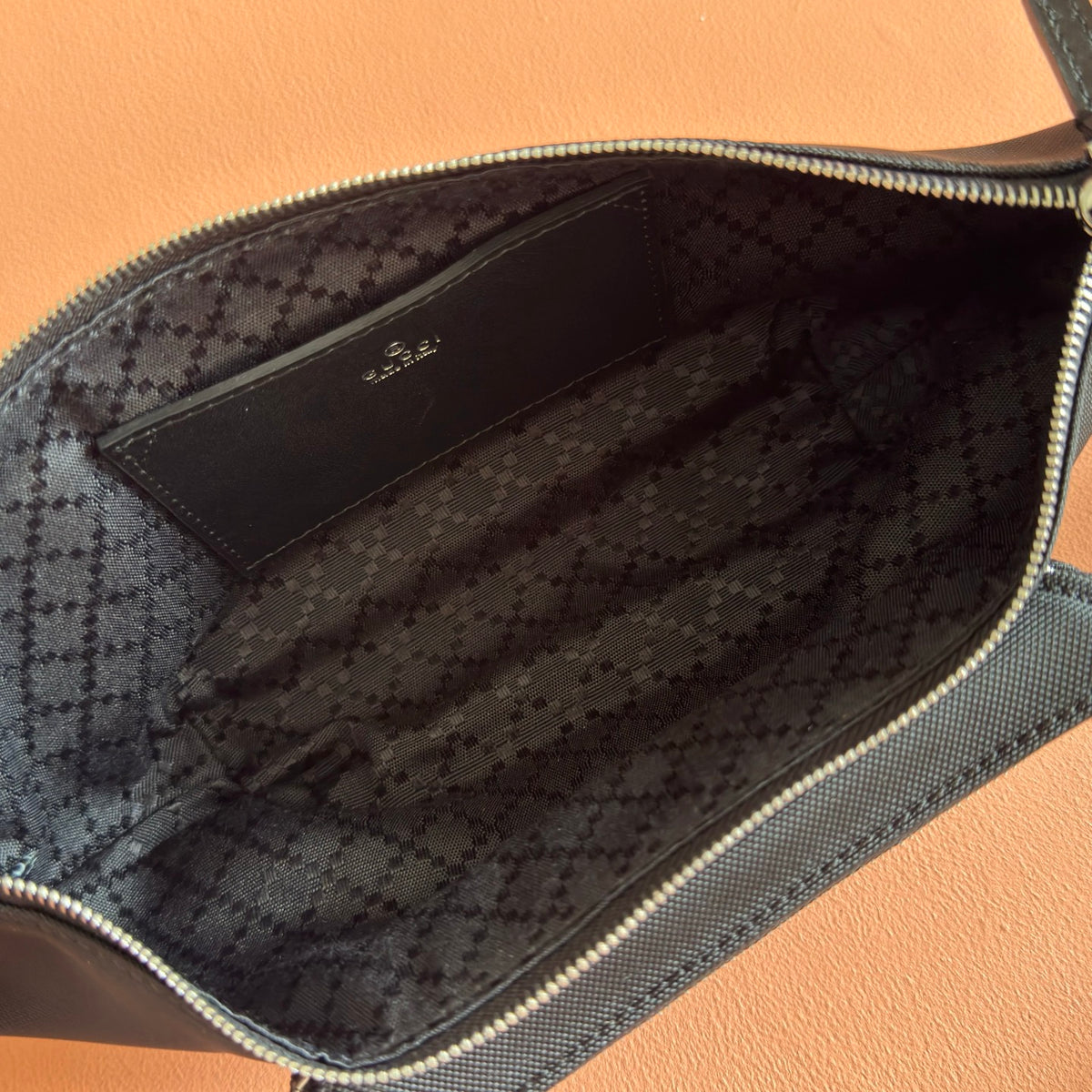 Original leather configuration with complete packaging. This item comes from the Gucci imavera series and Gucci Tag series. The design is synchronized with the city rhythm, color scheme, and compact shape, making this mini handbag a fashionable item for