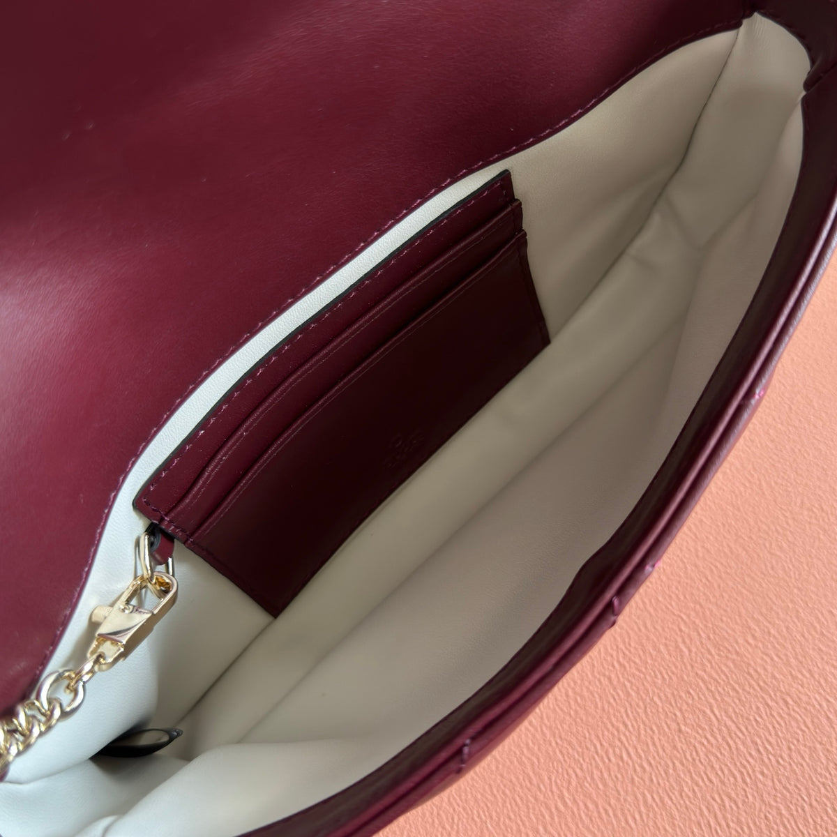 Original leather with full packaging Marmont series decorative card bag mini chain wallet accessory design injects traditional essence into the brand's modern style, bringing timeless items to the wardrobe. This mini chain card bag is equipped with a