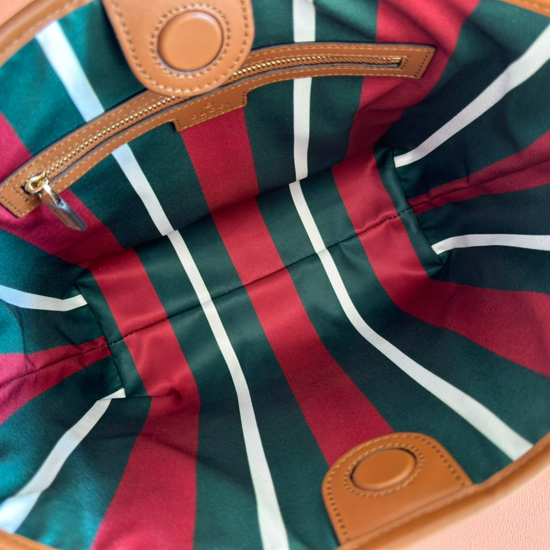 Comes with a full set of original packaging, the GG Emblem series redefines the brand's timeless elegance and exquisite craftsmanship. This shoulder bag features a signature GG monogram pattern on coated fabric, paired with a woven strap and cotton lining