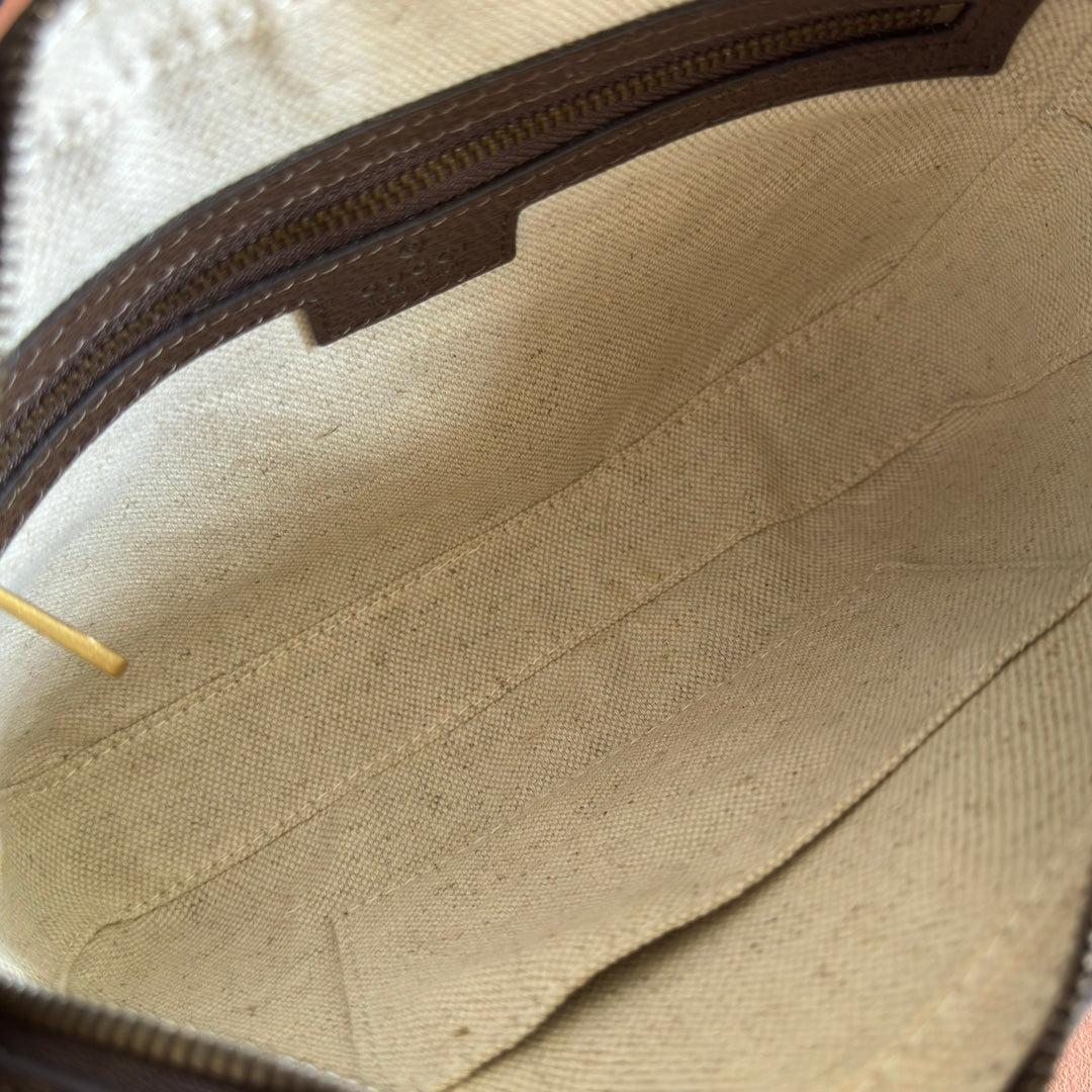 Original leather with full set of packaging, Ophidia series GG shoulder bag 9C2ST. This Ophidia series shoulder bag inherits the timeless design, crafted with traditional beige and ebony GG Supreme canvas materials inspired by vintage designs from the