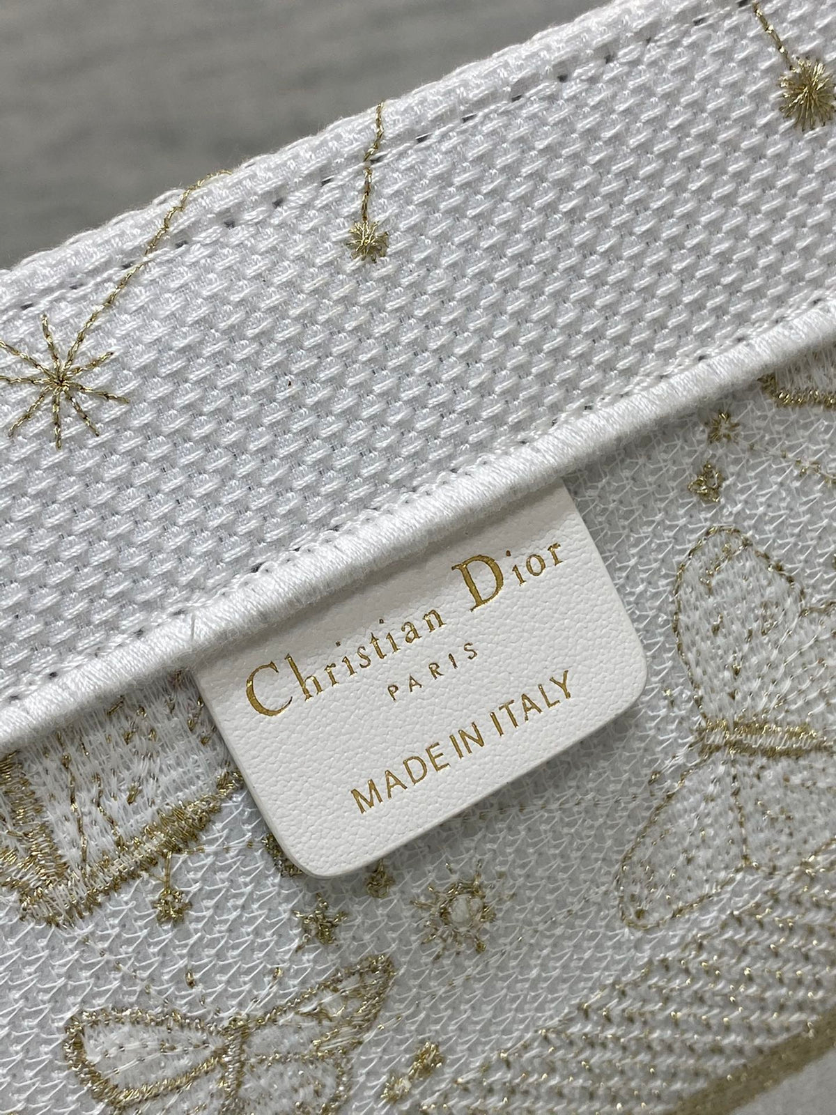 Tote's latest white gold butterfly series is elegant and grand, with glowing artworks displayed alone. The unique pixel style and exquisite yet cute embroidery make the entire bag very eye-catching. The large capacity design and concave shaped artifact