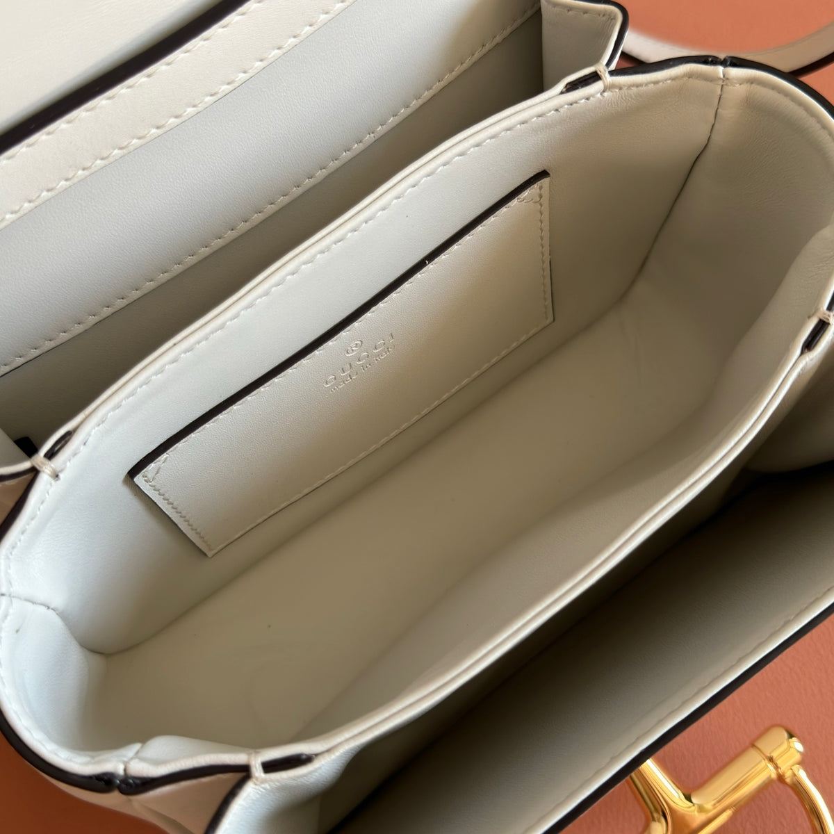 Complete packaging configuration: Gucci Siena series revitalizes the brand's classic horseclip elements to create a charming handbag item. This handbag is made of fine smooth leather and crafted with ingenuity to create a crisp shape that integrates the