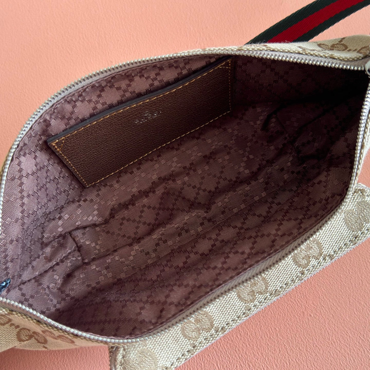 Original leather configuration with complete packaging. This item comes from the Gucci imavera series and Gucci Tag series. The design is synchronized with the city rhythm, color scheme, and compact shape, making this mini handbag a fashionable item for
