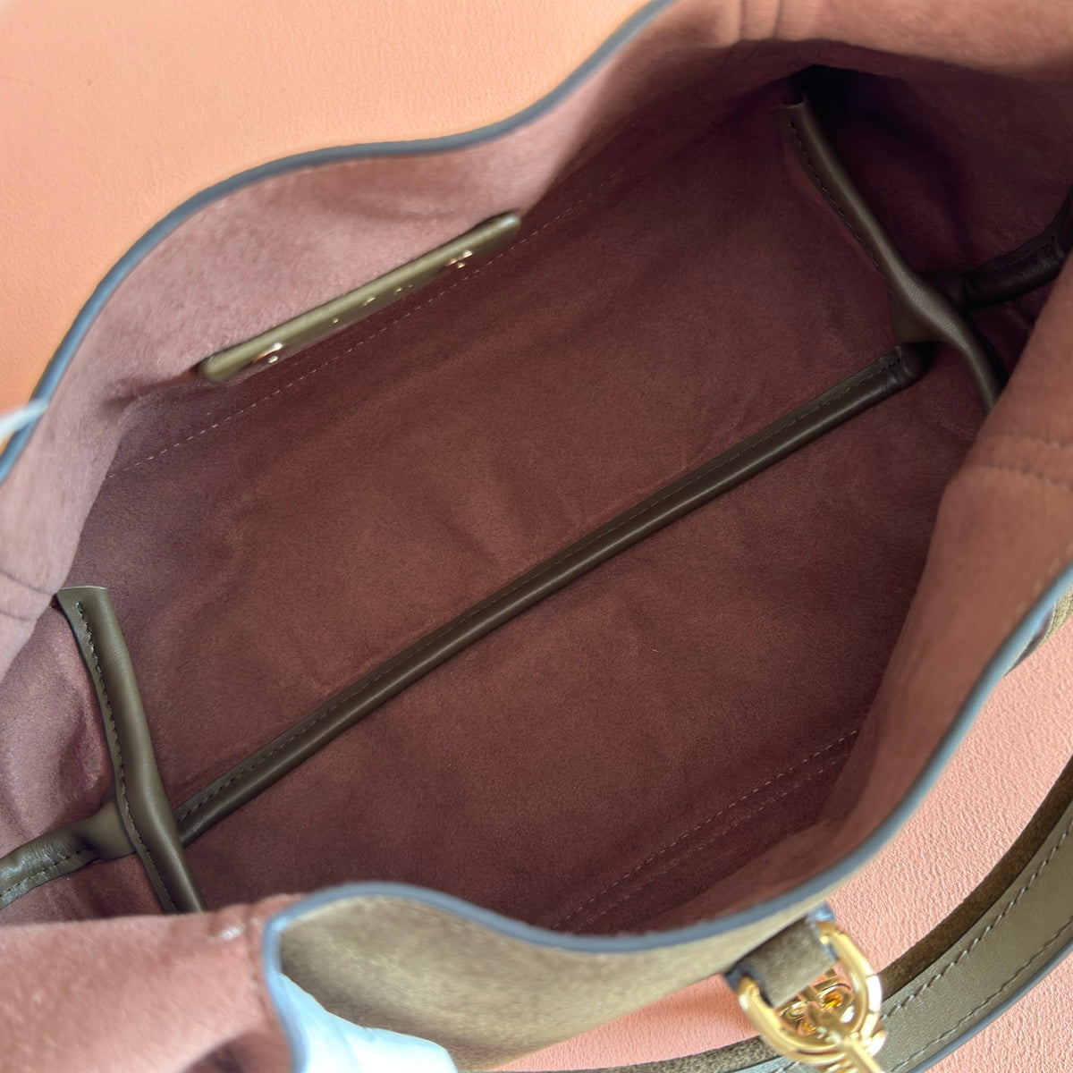 Equipped with a complete set of packaging, this Gucci Softbit series shoulder is ingeniously integrated with a large semi horseneck buckle design, a brand classic equestrian style accessory