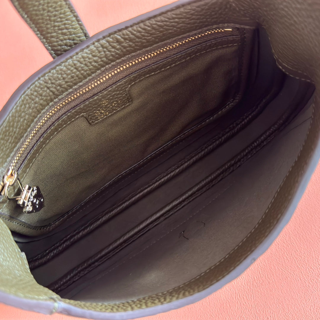 The packaging of this new Jackie series shoulder bag from Gujia is meticulously crafted with high-quality leather, showcasing the exquisite craftsmanship of the brand's classic shoulder bag. The crescent shaped and fashionable design features a light
