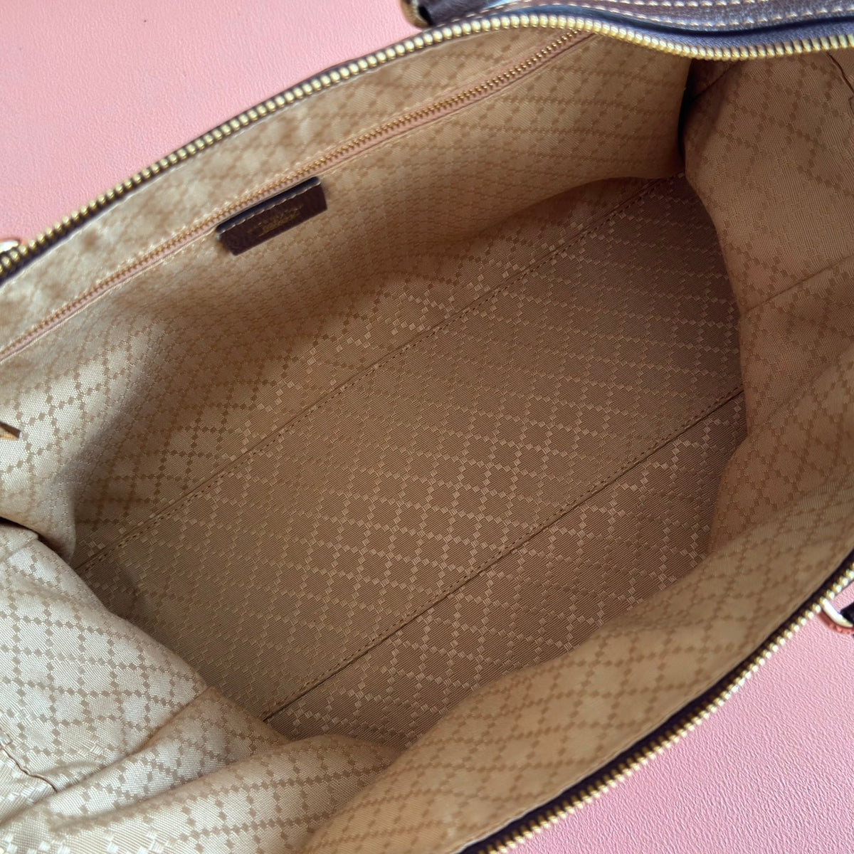 Original leather configuration with complete packaging for the 2026 spring/summer collection. The Gucci Borsetto collection is newly launched, cleverly combining the Italian word "borsa handbag" and the word "morsetto clasp". This handbag is made of
