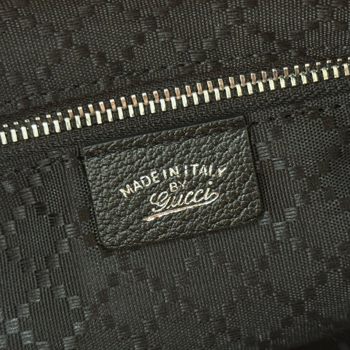 Equipped with a complete set of packaging, the 2026 Spring/Summer collection is newly launched. The Brera series is named after Milan's historic art district, blending casual elegance and versatile practicality. This handbag is made of soft leather and