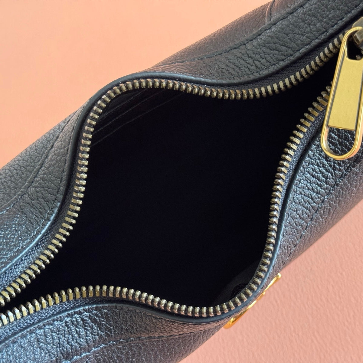 The Gucci Cosmogonie collection, featuring original leather and complete packaging, made its debut at the historic Monte Castle in Italy. Aesthetic elements from different eras and geographical locations complemented each other on the runway, connecting