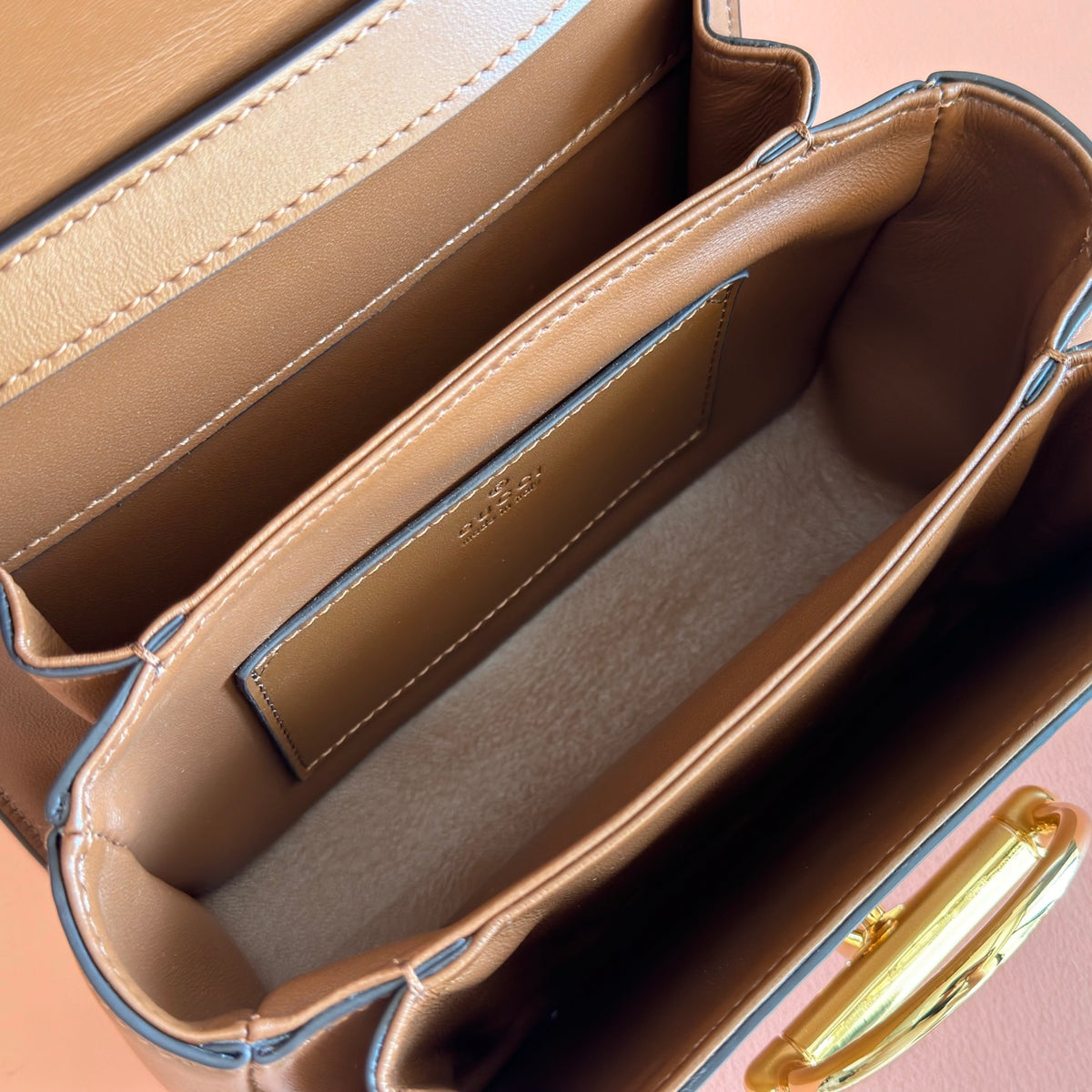 Complete packaging configuration: Gucci Siena series revitalizes the brand's classic horseclip elements to create a charming handbag item. This handbag is made of fine smooth leather and crafted with ingenuity to create a crisp shape that integrates the
