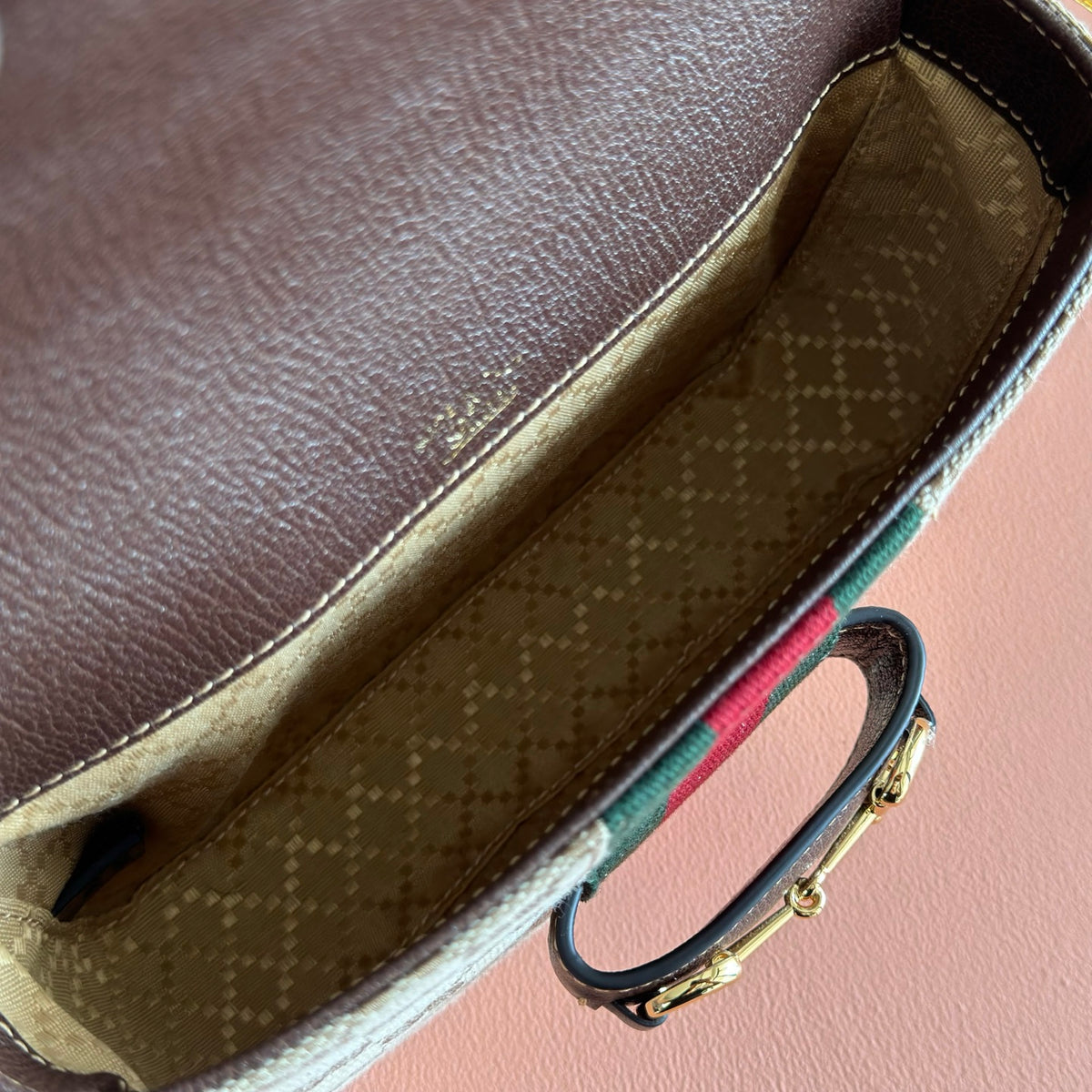 Comes with a full set of original packaging, the Gucci Horsebit 1955 series handbag from the 2026 Spring/Summer collection is newly launched. It interprets with a soft and smooth silhouette. The bag body is crafted from lightweight and crisp GG canvas