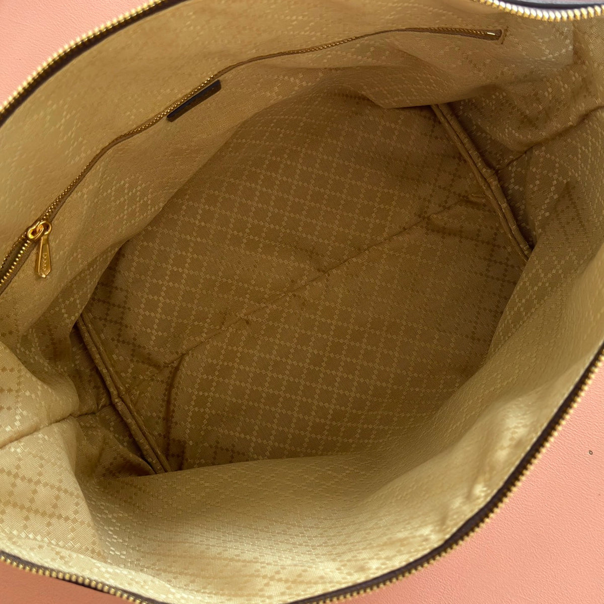 Equipped with a complete set of packaging, the 2026 Spring/Summer collection is newly launched. The Brera collection is named after Milan's historic art district, blending casual elegance and versatile practicality. This handbag is made of lightweight