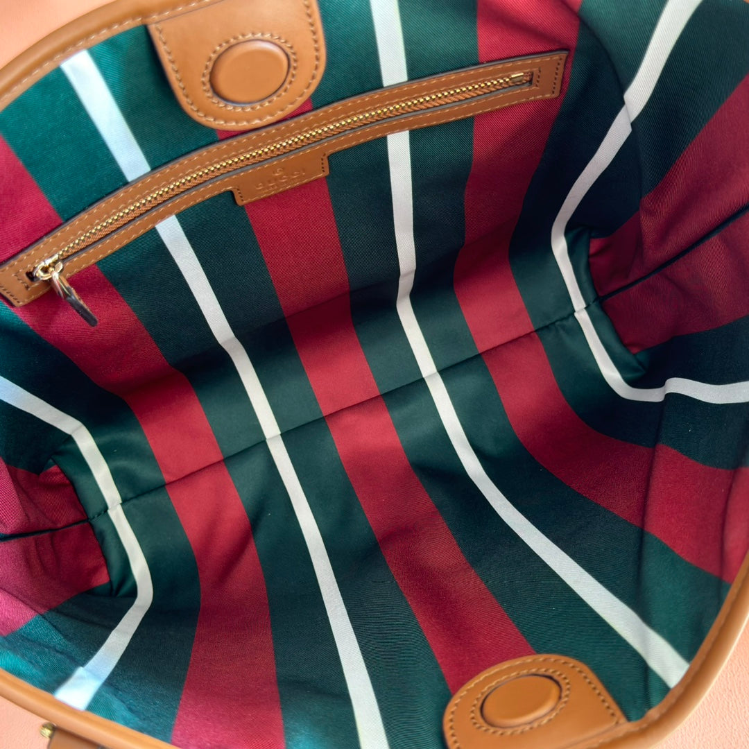 Equipped with a complete set of original packaging, the GG Emblem series reinterprets the brand's timeless elegance and exquisite craftsmanship. This water bucket bag features a woven cotton lining and an internal compartment for outstanding practicality