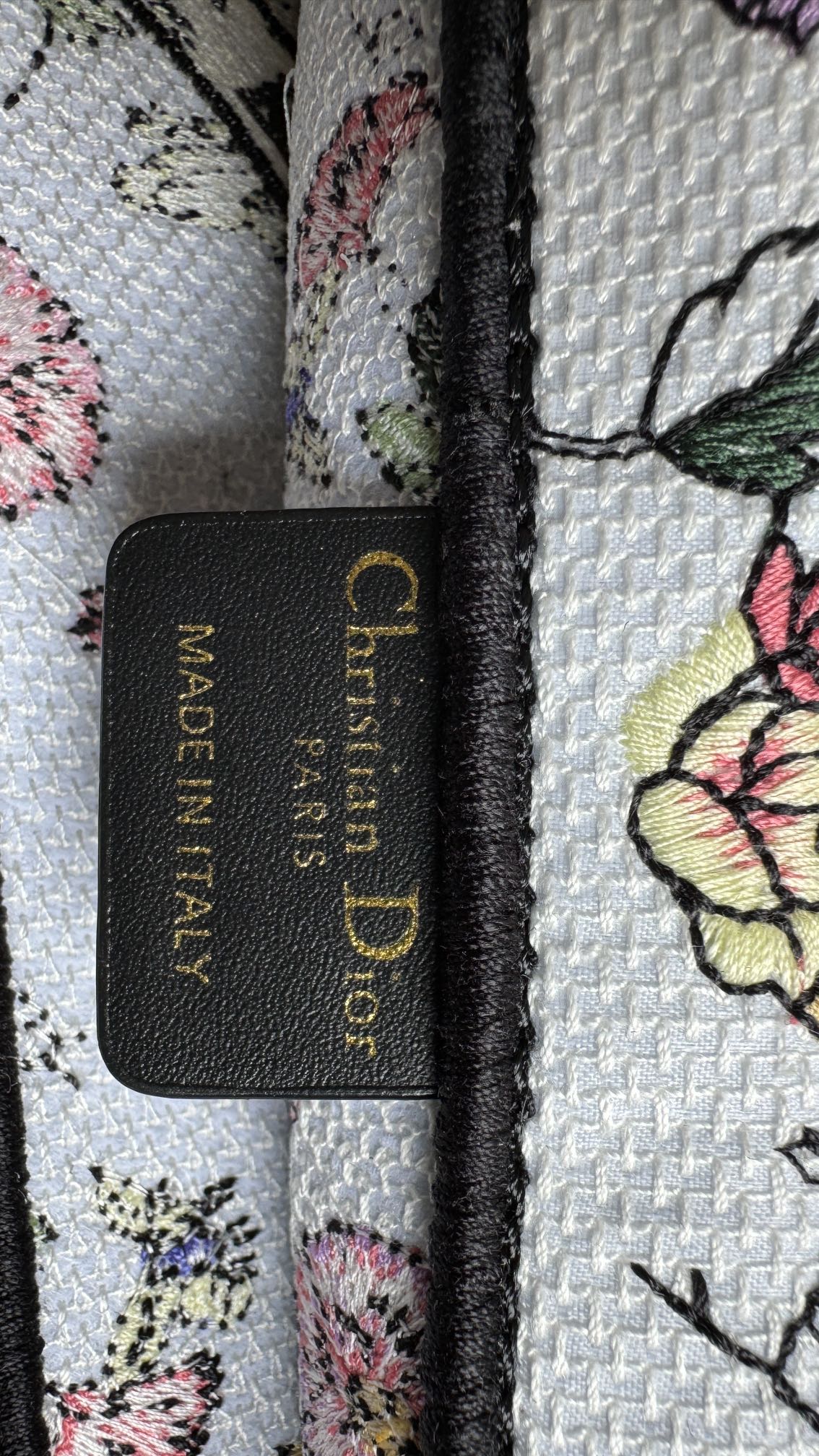 Di.or's latest four season collection of Tote features natural element embroidery that is elegant and grand. Placed separately, it is a glowing artwork with a unique pixel style. The exquisite and cute embroidery makes the entire bag very eye-catching