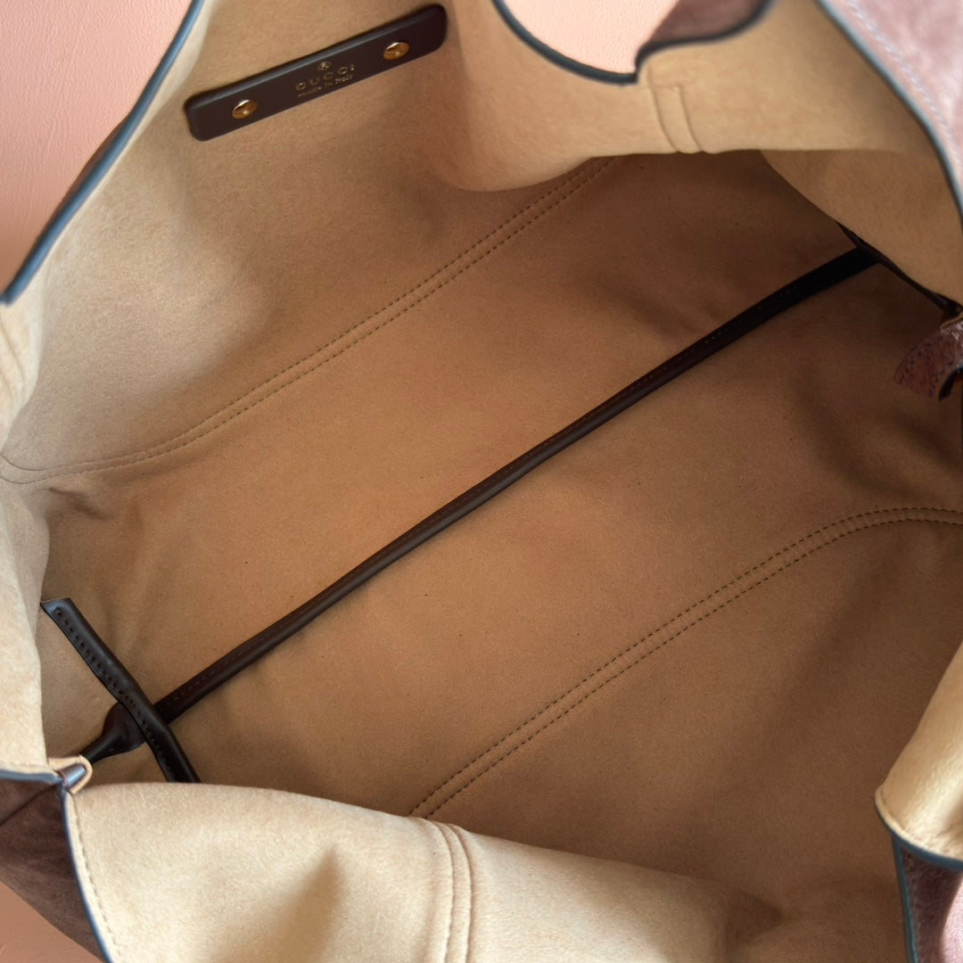 This Gucci Softbit series shoulder bag seamlessly integrates the brand's classic equestrian style with a large half-horse buckle design. This large shoulder bag comes with a detachable clutch bag