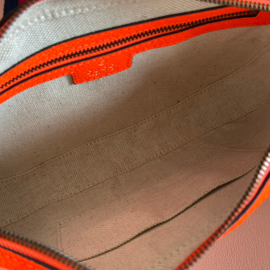 Original leather with full set of packaging, Ophidia series GG shoulder bag 9C2ST. This Ophidia series shoulder bag inherits the timeless design, crafted with traditional beige and ebony GG Supreme canvas materials inspired by vintage designs from the