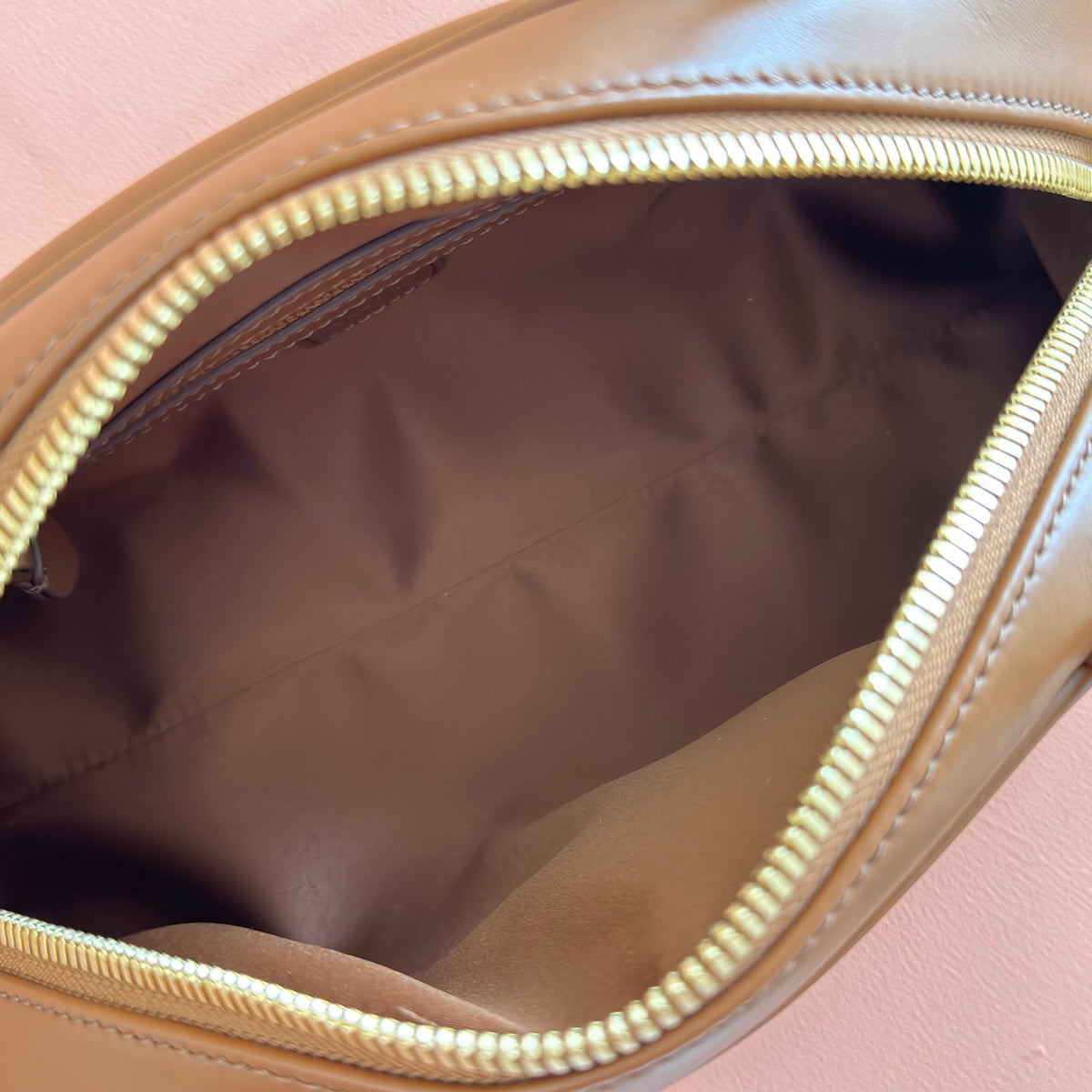 Premium hardware original leather Beau cowhide leather handbag, large size. Inspired by the classic bowling bag design, the Beau handbag is reinterpreted in this soft leather version, featuring a structured volume and sleek lines, embodying exquisite