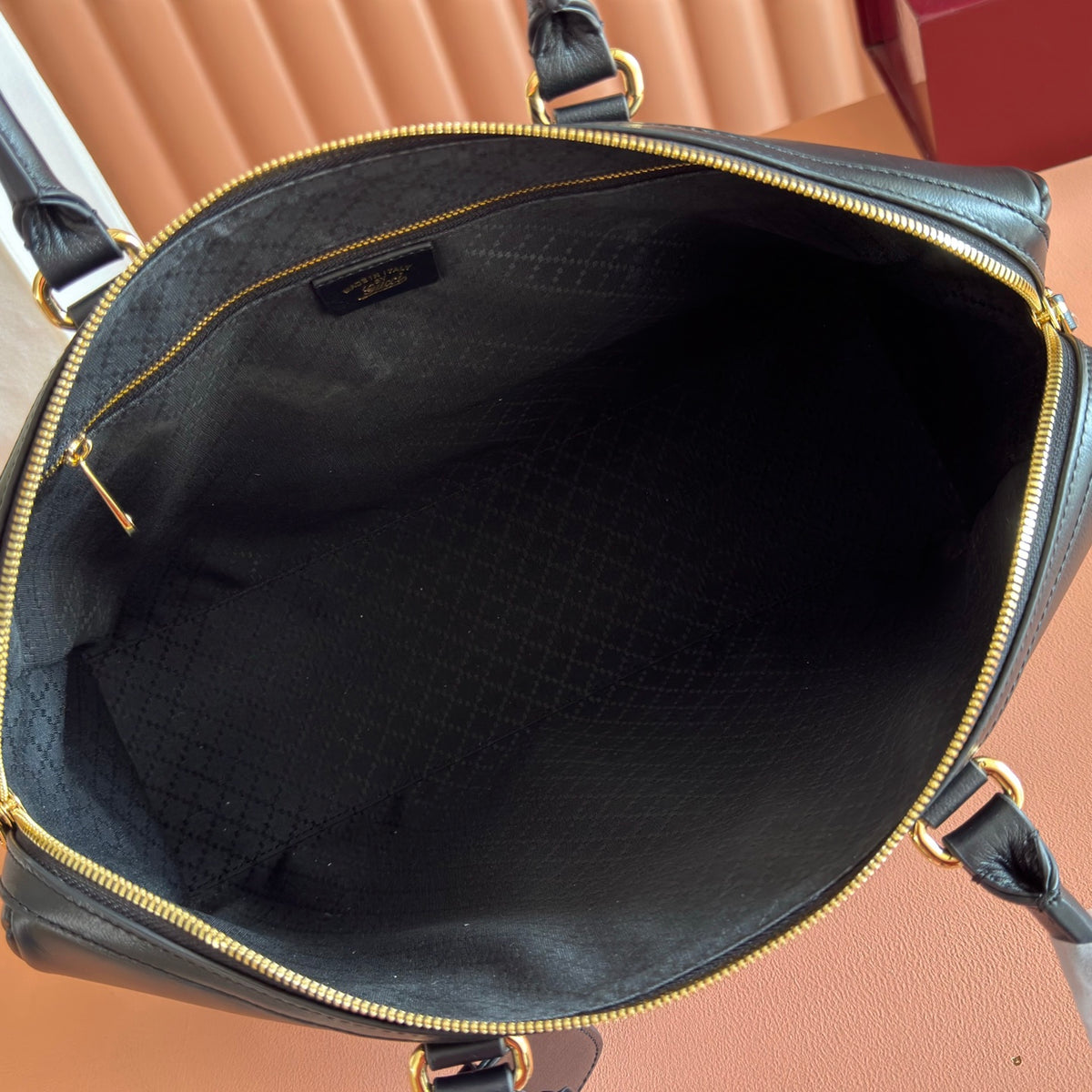 Original leather configuration with complete packaging for the 2026 spring/summer collection. The Gucci Borsetto collection is newly launched, cleverly combining the Italian word "borsa handbag" and the word "morsetto clasp". This handbag is made of