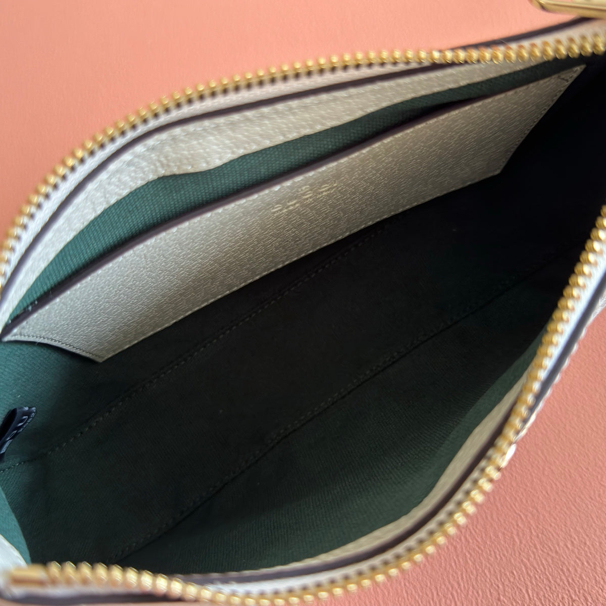Equipped with a complete set of original packaging, the new Ophidia series presents a striking new silhouette and function. With the iconic beige and brown color scheme, it ingeniously interprets the innovative bag items with soft texture