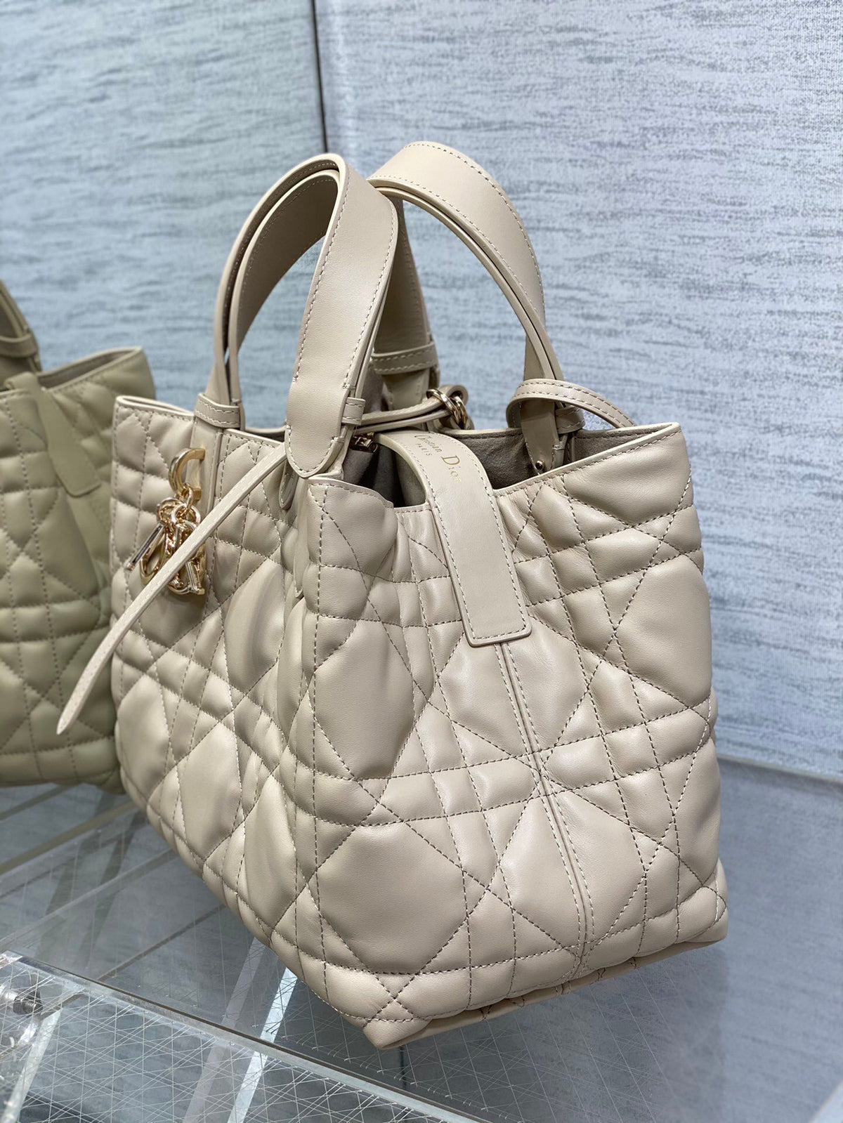 Medium rouge beige ready for travel. Take Toujours for travel. The oversized rhombus design is matched with classic letter accessories. It is modern and fashionable. The structure of the bag is very soft. The calfskin material is full of high-end feeling