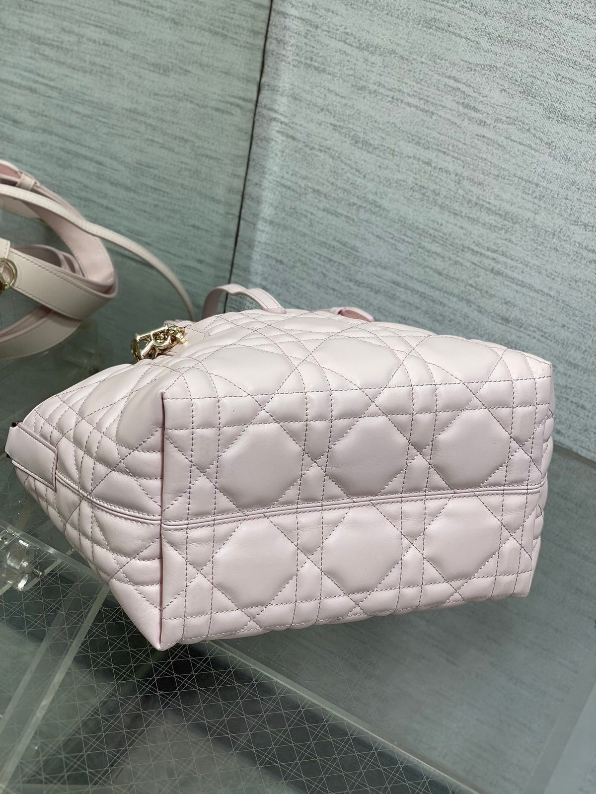Small spot Toujours series brick cabinet latest sweet powder is a bit too beautiful, with high beauty value. The pink and tender bag color is super tender, super summer, and the saturation is not high. The pink purple color is easy to handle, the macaron