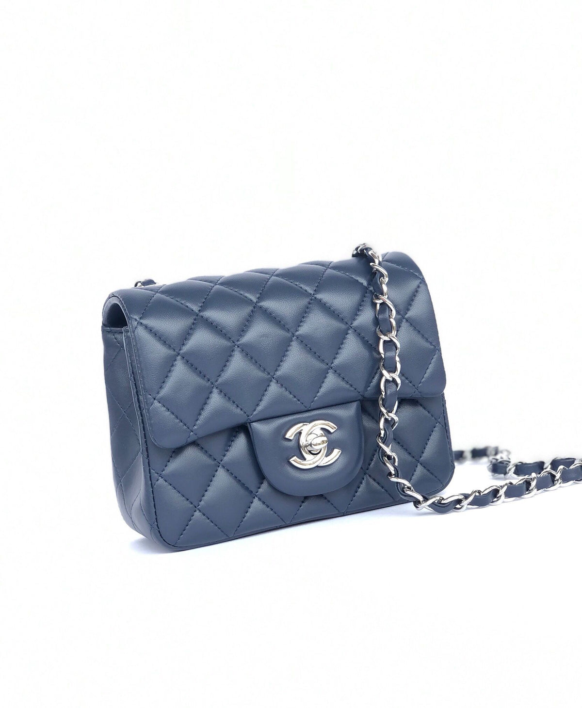 Fang Fatzi Mini 17cm CF has a very feminine elegance and inherits classics. It is listed as the historical sales champion and is an indispensable piece in every pink fan’s wardrobe. 17cm650 Sheepskin