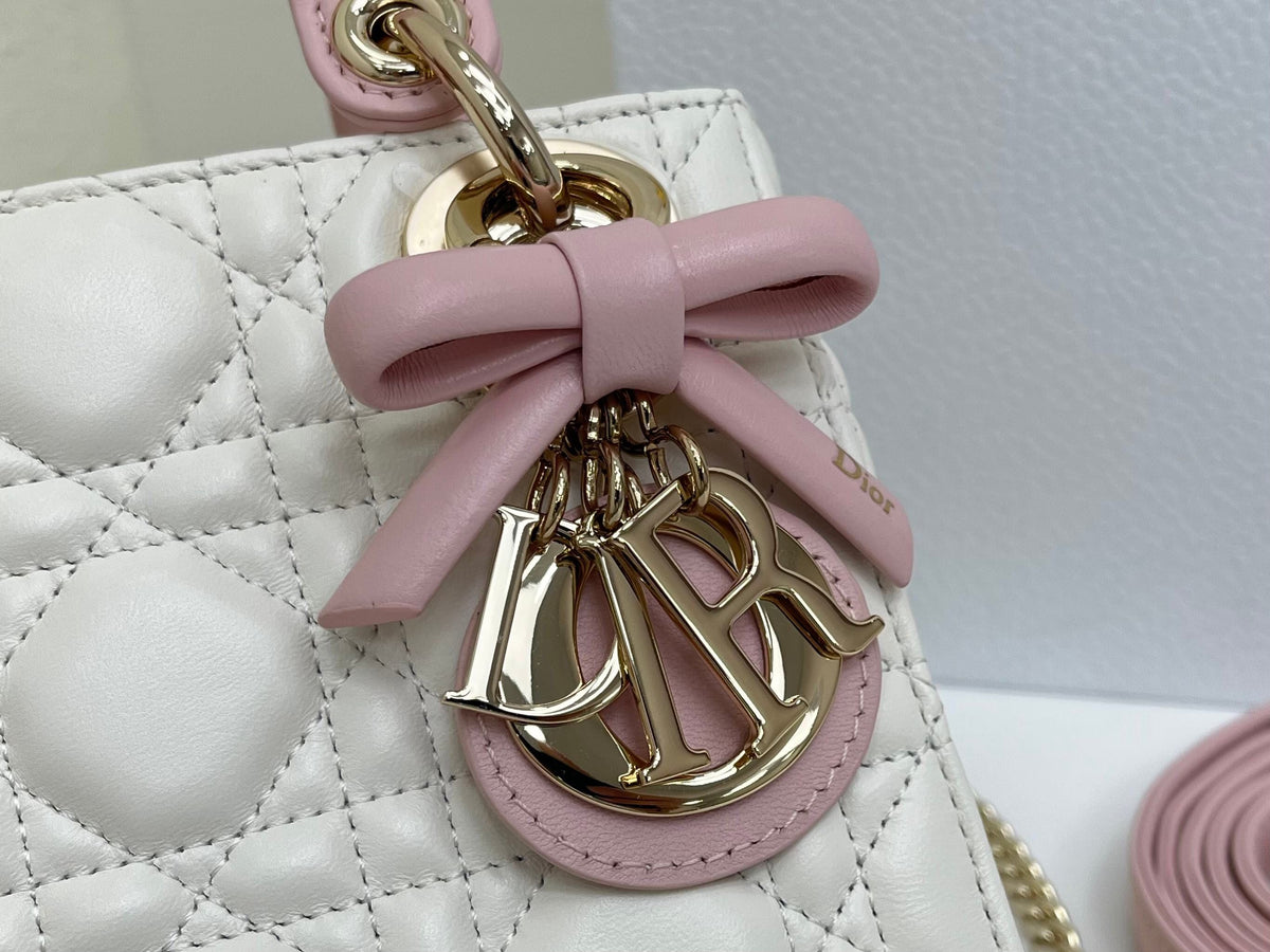 White and soft pink are in stock. Classic Lady's latest bow-tie Princess Diana bag. A must-have three-compartment bag for everyone. Charming, elegant and full of aura. It is also full of femininity when carried cross-body. Classic fashion style. This