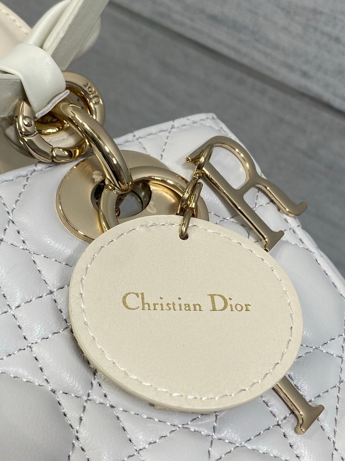 Lady's latest four-lattice bow Diana bag is carefully made of lambskin. It is a must-have Princess Diana bag for everyone. It is charming, elegant and full of aura. It is also full of femininity when carried cross-body. It has a classic fashion style