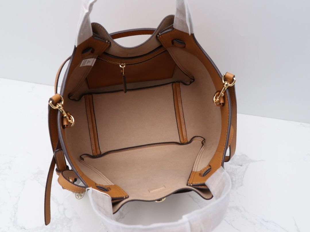 Purchasing Quality 420 Latest Tory Brunch Little Xiaomi Tote Bag Made of Soft Pebble Leather with a Soft Waist silhouette, It is the Ultimate Daily Handbag. Lightweight, spacious interior with deep pockets, thin waistband, and our brand new button logo