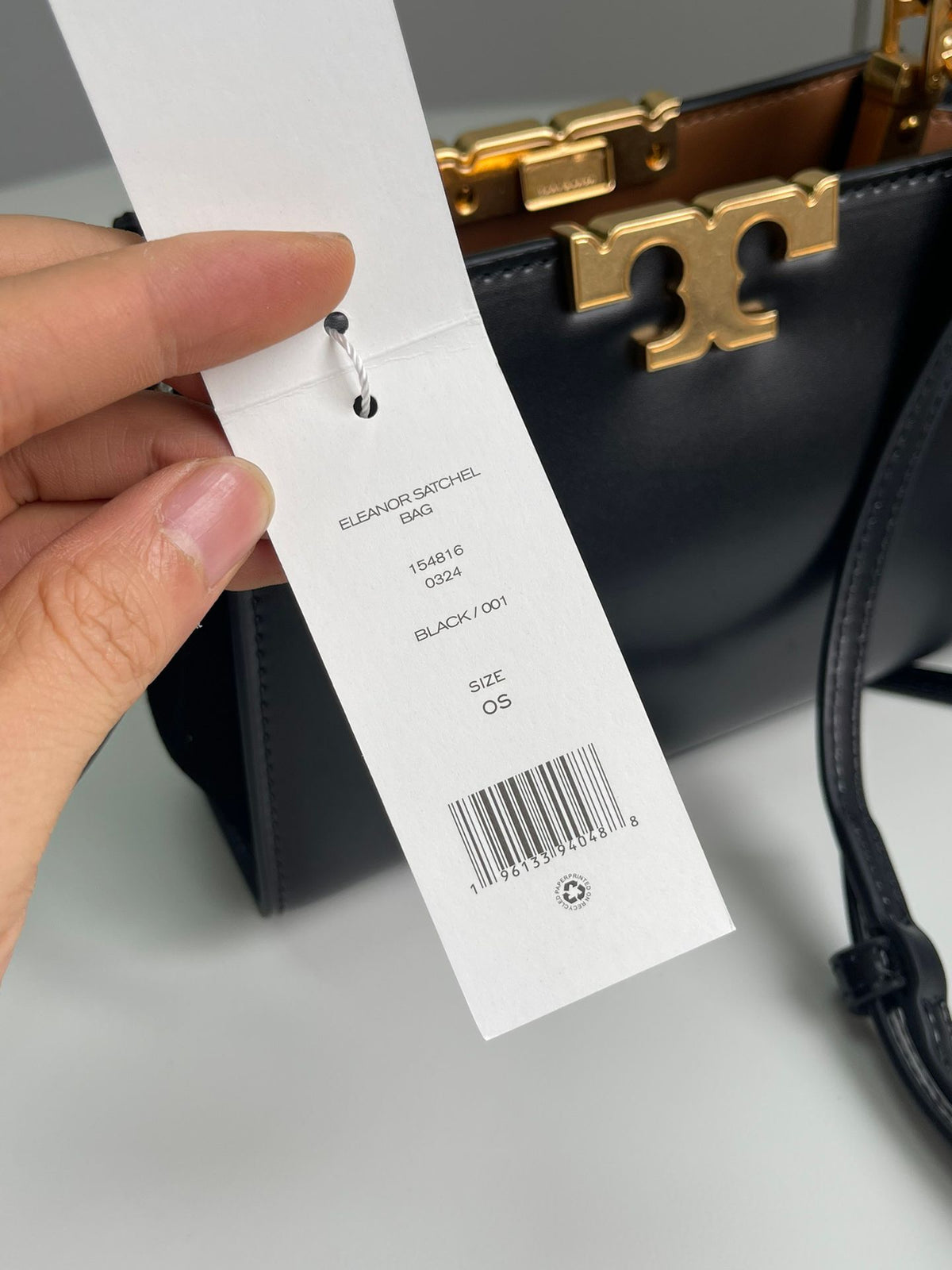 Number 086, TORY BURCH. New Eleanor leather handbag with exquisite suede trim. The bag has a clean and crisp body, and the iconic double T logo is three-dimensional and eye-catching. Exquisite craftsmanship. It can be lifted with a handle or removed
