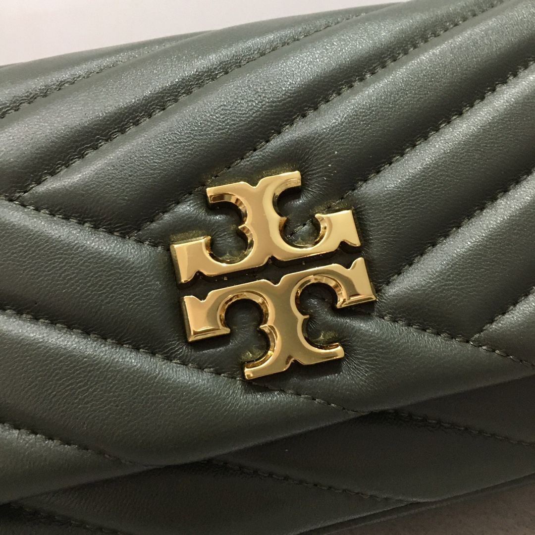 TB Toribochi's new Kira armpit bag, new Kira shoulder bag, lightweight and suitable for being clipped under the armpit. Selected herringbone pattern quilted lambskin is made with tea gold metal accessories, iconic sloping double T logo and detachable