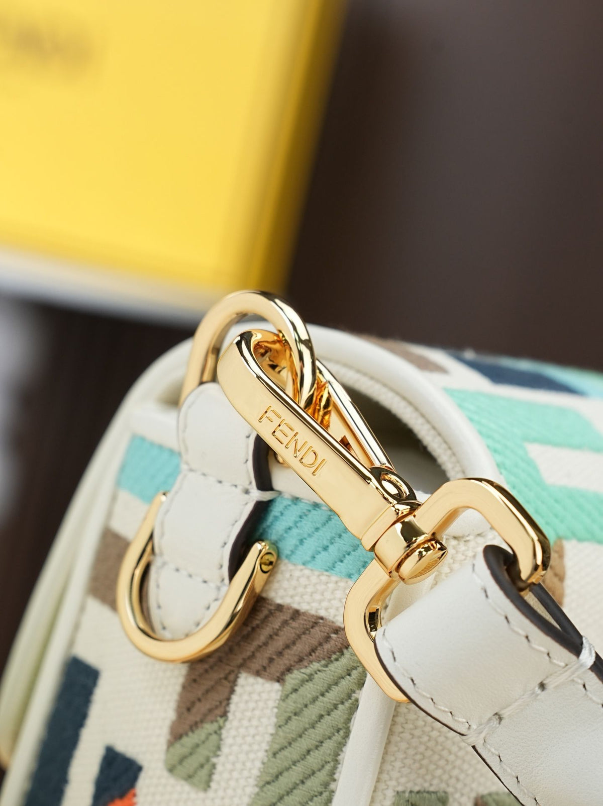 Model 18004, size 266.5 x 13.5 cm, top-grade original FENDI, popular classic Baguette. The raw material is made of high-quality canvas craftsmanship. The entire bag features double FF three-dimensional embroidery, with an unparalleled texture. It comes