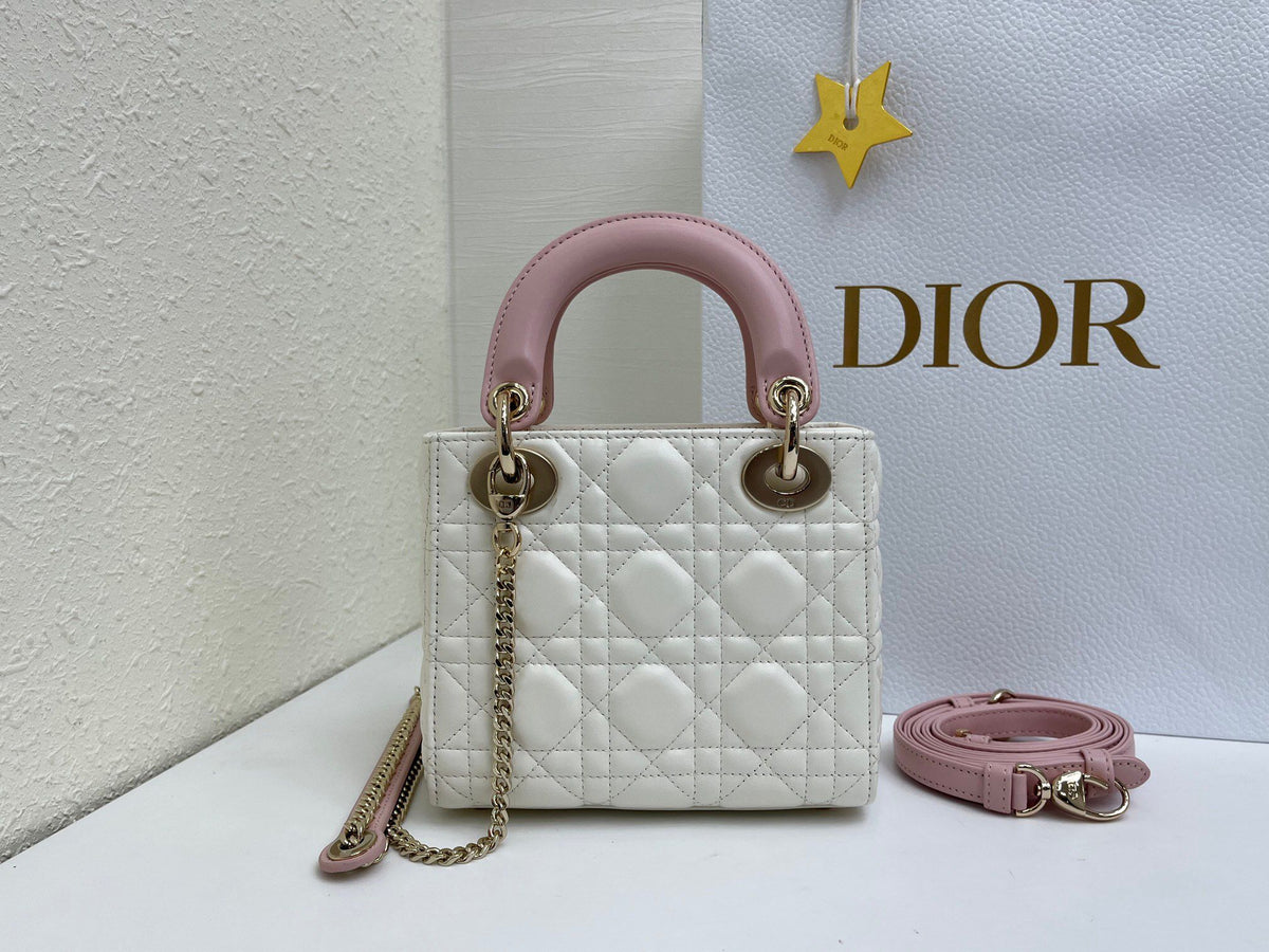 White and soft pink are in stock. Classic Lady's latest bow-tie Princess Diana bag. A must-have three-compartment bag for everyone. Charming, elegant and full of aura. It is also full of femininity when carried cross-body. Classic fashion style. This
