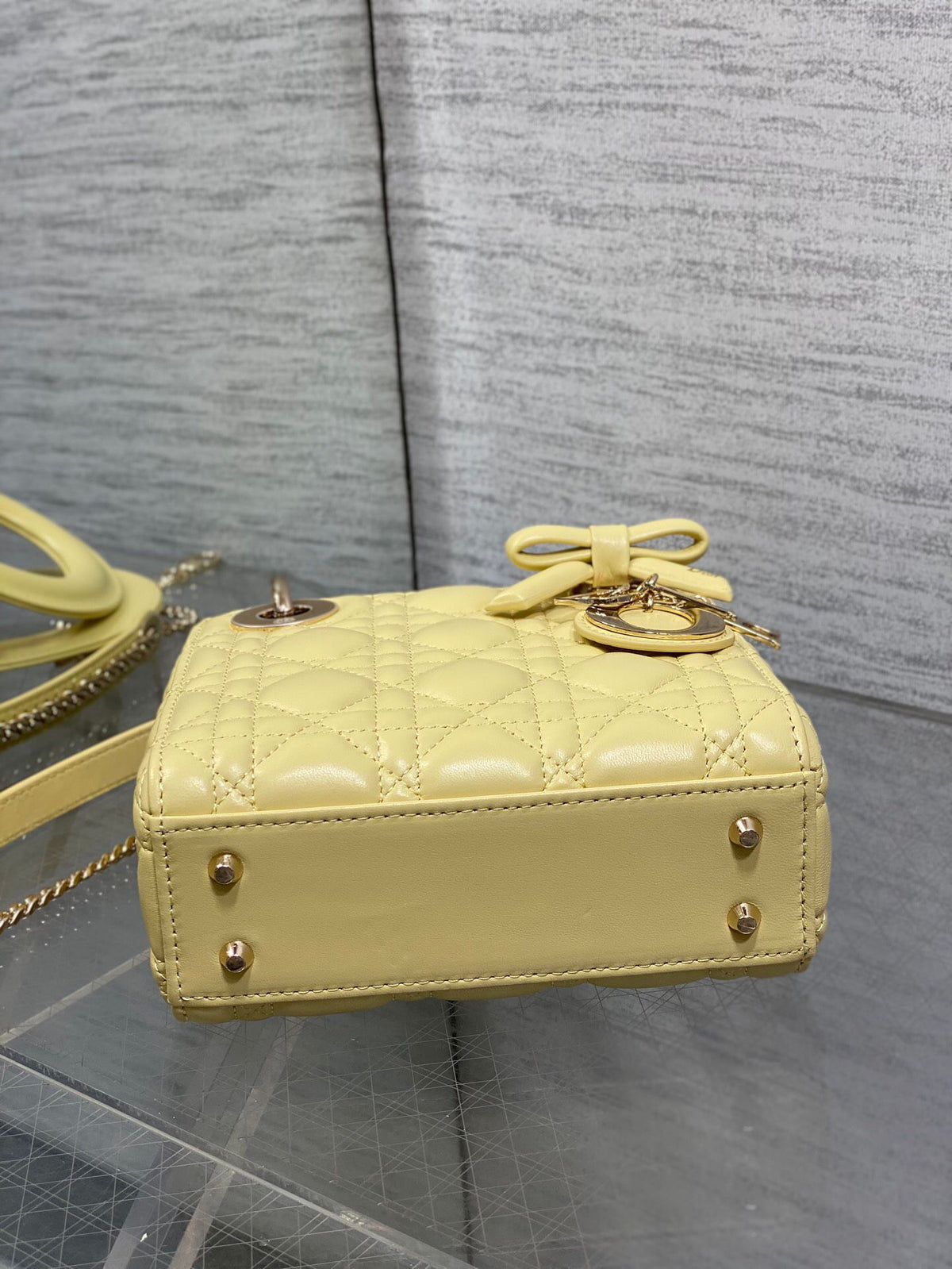 Chick yellow is in stock. Classic Lady's latest bow-tie Princess Diana bag. A must-have three-compartment bag for everyone. Charming, elegant and full of aura. It is also full of femininity when carried cross-body. Classic fashion style. This beautiful