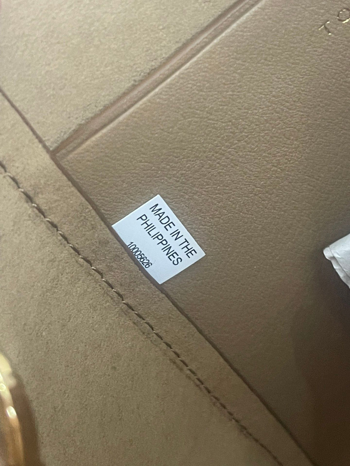 Toribochi bag mouth can be deformed TB 100% Philippines cross the sea back more than ten Mcgraw deformation bags 100% imported fabric with imported cowhide splicing process contrasting car stitching bag mouth with magnetic buckle is very safe with a movab