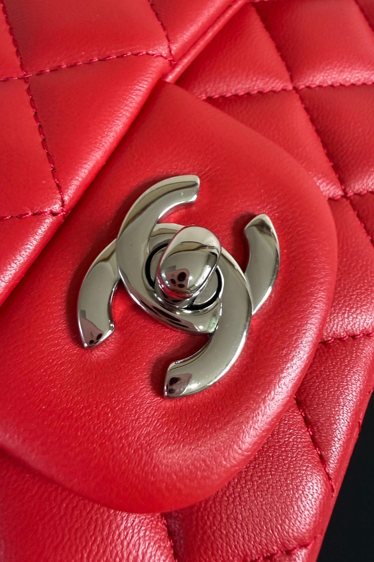 Upgraded version (full leather inside and outside) CF 20cm lambskin. Exclusive product in the market. Please see the pictures for leather details and workmanship. It is perfect. Welcome to compare. 116 red silver buckle.