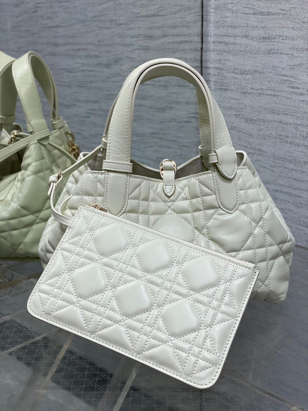 Small white ready-made. Take Toujours for travel. The oversized rhombus design is paired with classic letter accessories. It is very modern and fashionable. The structure of the bag is very soft. The calfskin material is full of high-end feeling. The