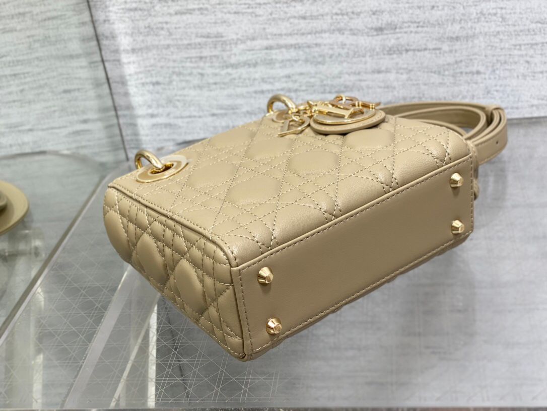 The three-compartment milk tea color Classic Lady bag is in stock. This three-compartment bag is a must-have for everyone. It is charming, elegant and full of aura. It is also full of femininity when carried cross-body. Classic fashion style. This beautif