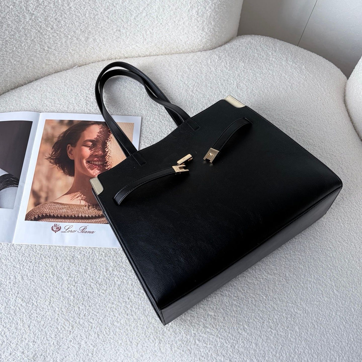 Tory Burch's new tote double bag is in place, showcasing the elegant competition between black and rice. Classic black exudes a calm and sophisticated sophistication