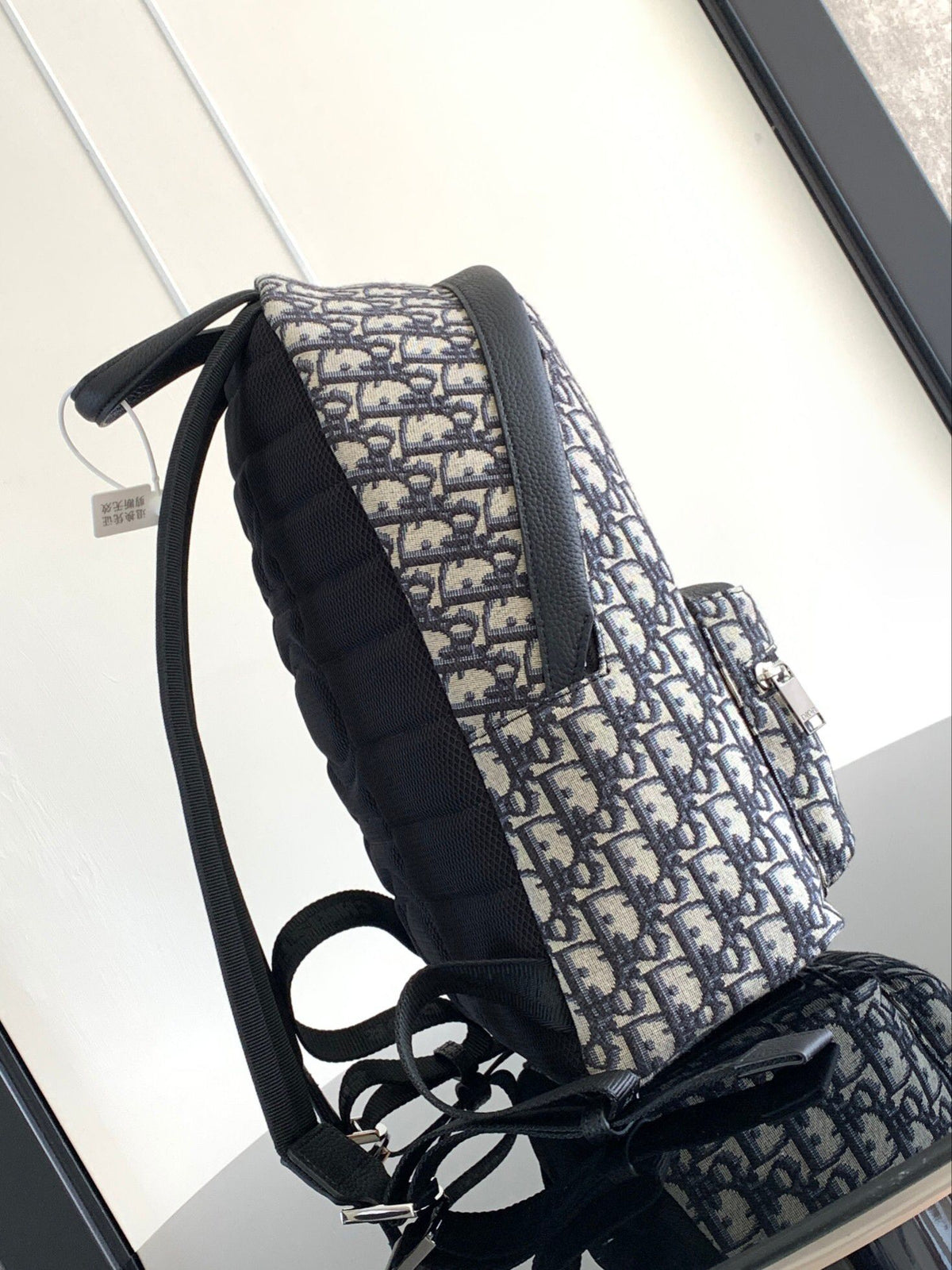 New version Small white steel lettering This Rider backpack has a simple silhouette. The classic collegiate style is full of energy. Inspired by the Dior men's collection, it is reinterpreted in beige and blue jacquard fabrics. Oblique print throughout