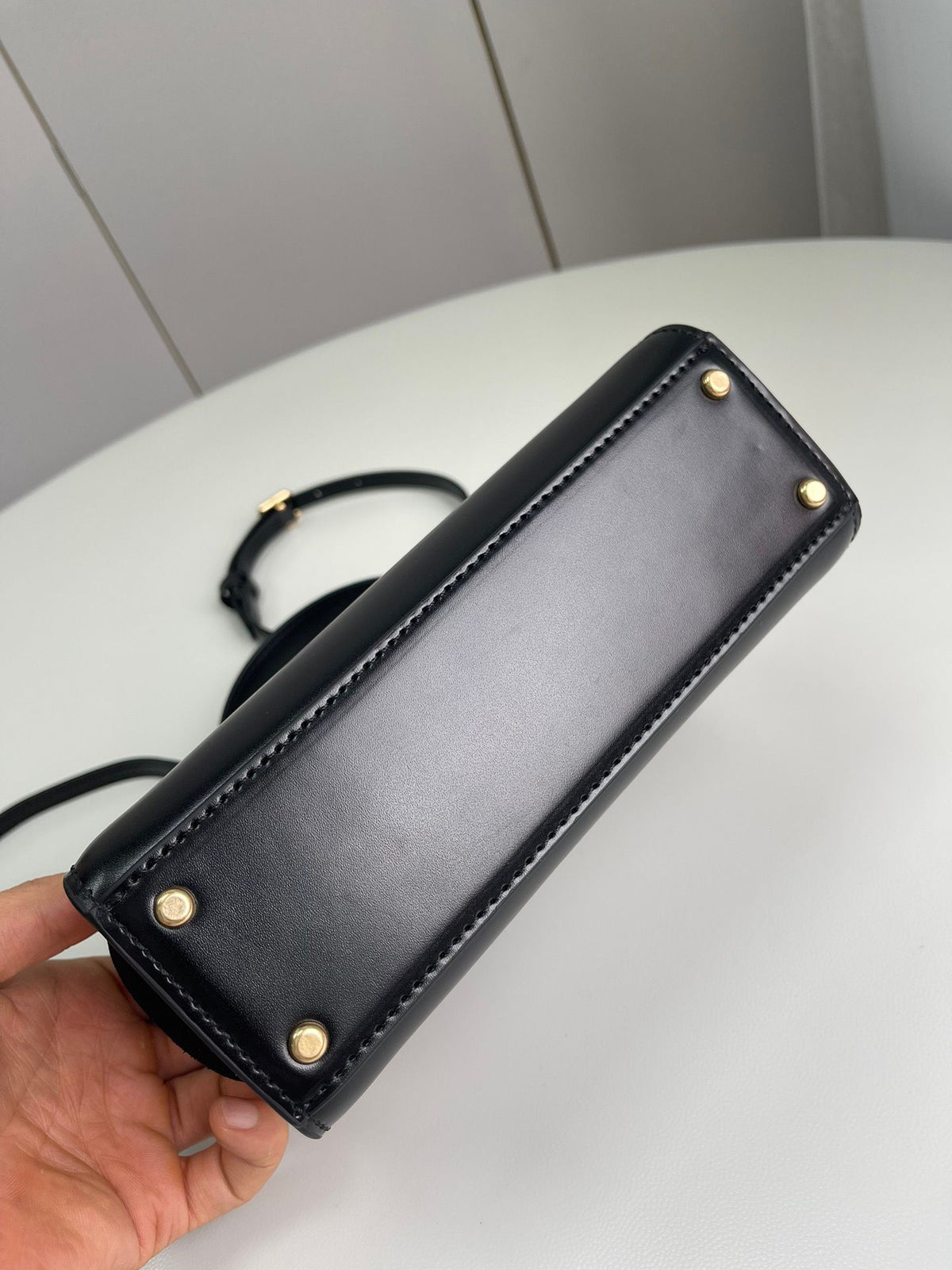 Number 086, TORY BURCH. New Eleanor leather handbag with exquisite suede trim. The bag has a clean and crisp body, and the iconic double T logo is three-dimensional and eye-catching. Exquisite craftsmanship. It can be lifted with a handle or removed