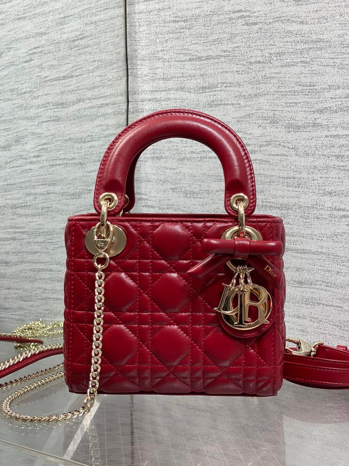 Cherry red in stock Classic Lady's latest bow-tie Princess Diana bag. A must-have three-compartment bag for everyone. Charming, elegant and full of aura. It is also full of femininity when carried cross-body. Classic fashion style. This beautiful bag is