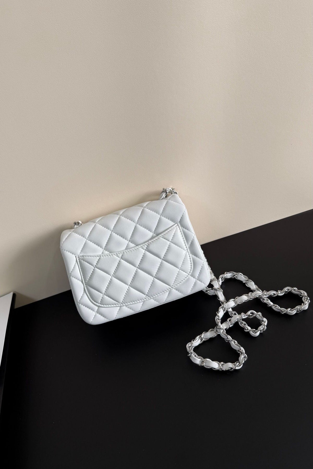 White silver buckle Classic Flap classic Cf square fat return is exquisite and durable, a timeless style that can be matched with anything